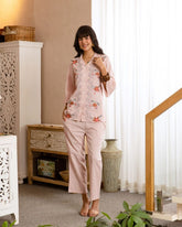 A refined cotton ensemble in a soft peach‑pink shade