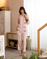 A refined cotton ensemble in a soft peach‑pink shade